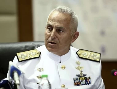 Το ΚΥΣΕΑ αποστράτευσε τον ναύαρχο Αποστολάκη για να διοριστεί υπουργός Εθνικής Άμυνας